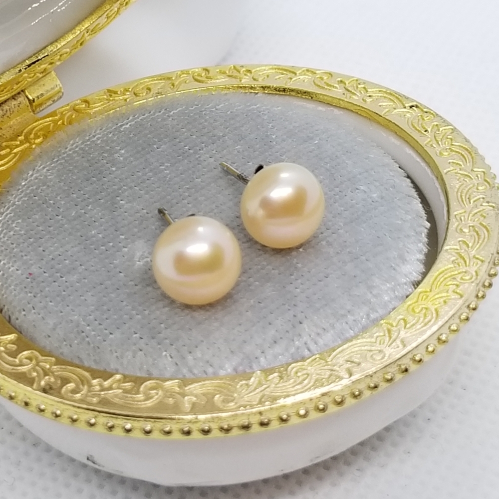 Light Cream Pearl Earrings